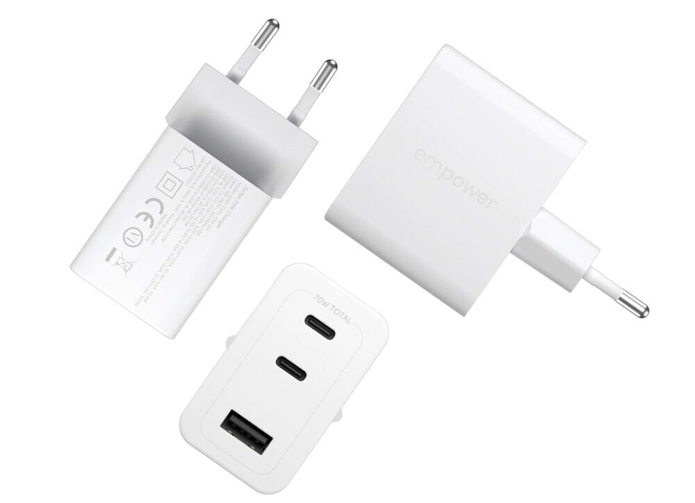 Na obrazie widoczna jest srebrno-biała ładowarka sieciowa z dwoma wtyczkami USB-C i jedną USB-A. Na jednej z części ładowarki znajduje się napis \'empower\' oraz oznaczenie \'70W TOTAL\'.