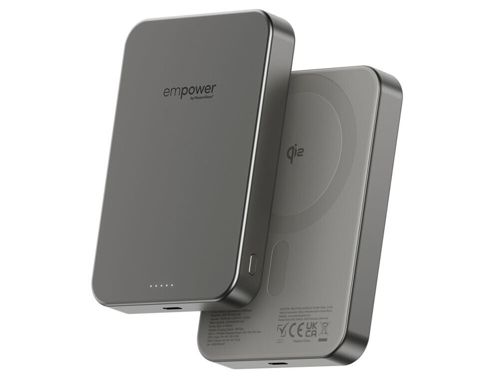 Na obrazie widoczny jest tytanowy powerbank z napisem \'empower by PanzerGlass\' na przedniej stronie. Na tylnej stronie znajdują się oznaczenia \'qi2\' oraz symbole certyfikacyjne.