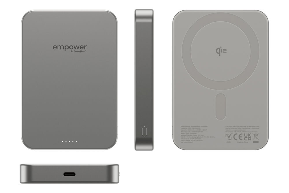 Na obrazie widoczny jest powerbank w kolorze tytanowym z napisem \'empower by PanzerGlass\' na przedniej stronie. Z tyłu znajduje się symbol \'qi\' oraz oznaczenia certyfikacyjne.
