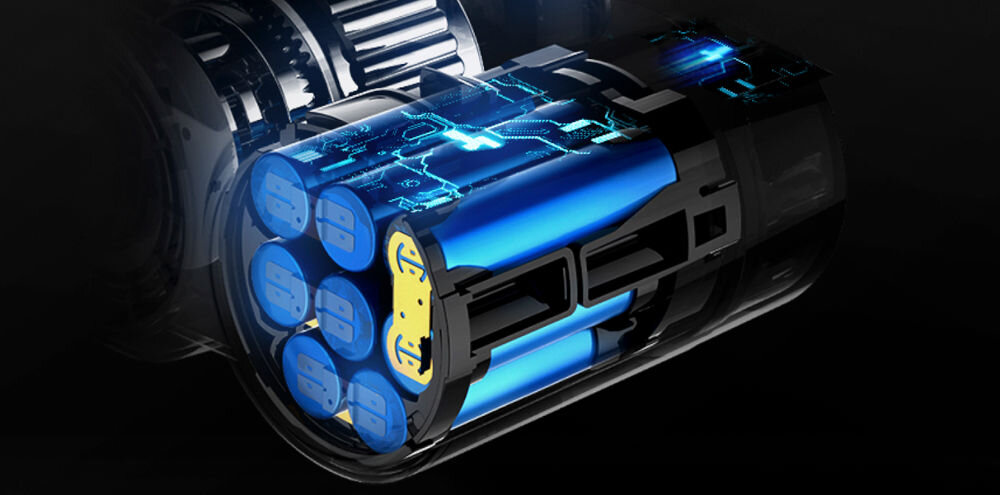 Obraz przedstawia baterię z niebieskimi ogniwami cylindrycznymi, otoczoną przezroczystą obudową z widocznymi elementami elektronicznymi. Tło jest ciemne, co podkreśla szczegóły konstrukcji baterii.