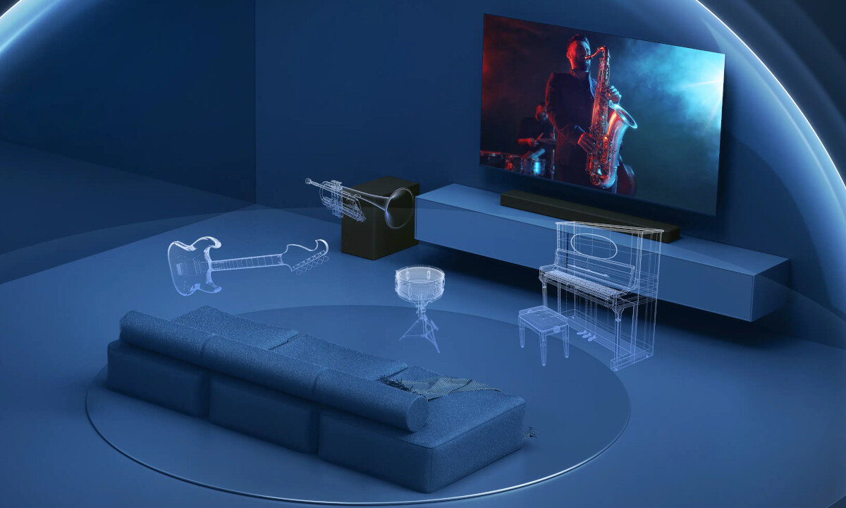 W nowoczesnym salonie znajduje się duży telewizor wyświetlający muzyka grającego na saksofonie. Wokół kanapy widoczne są przezroczyste kontury instrumentów muzycznych, takich jak gitara, trąbka, perkusja i pianino.