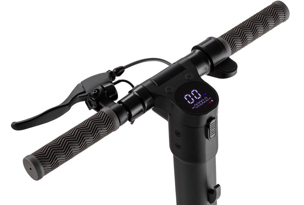 Czarna kierownica hulajnogi elektrycznej z wyświetlaczem pokazującym \'00\'. Kierownica ma teksturowane uchwyty i dźwignię hamulca.