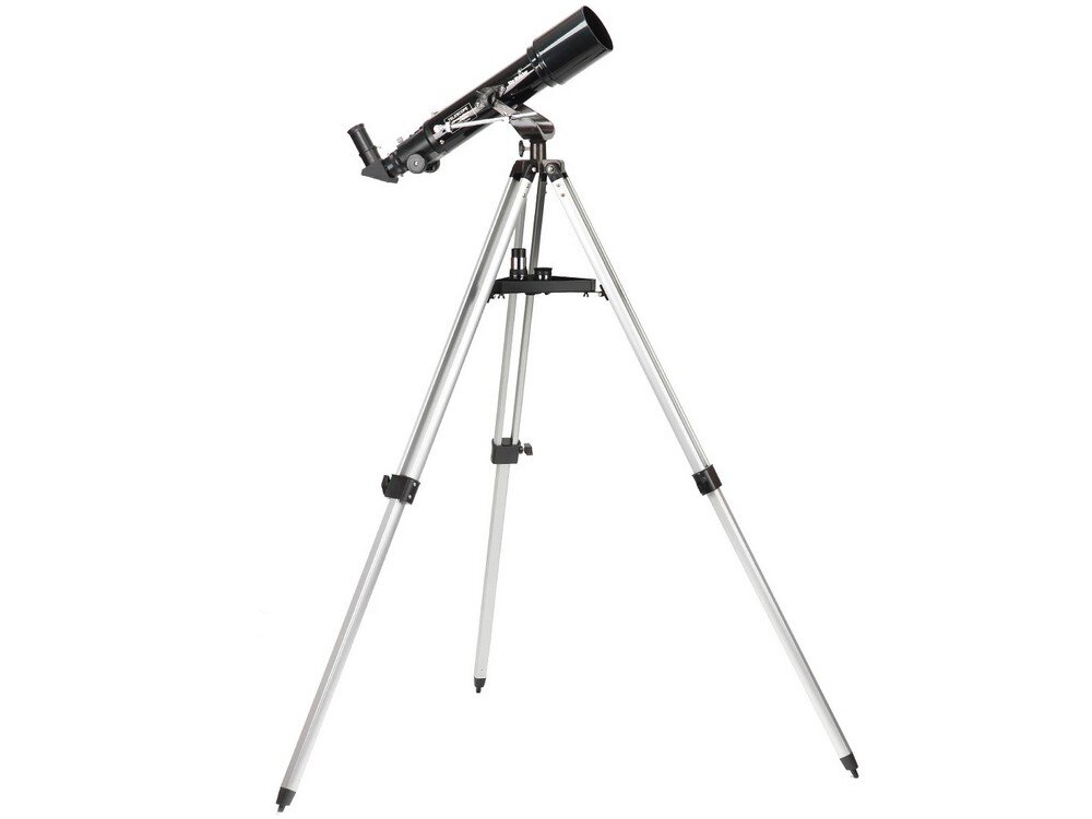 Na obrazie widoczny jest teleskop na trójnogu z metalowymi nogami i czarną tubą optyczną. Teleskop jest ustawiony na białym tle.