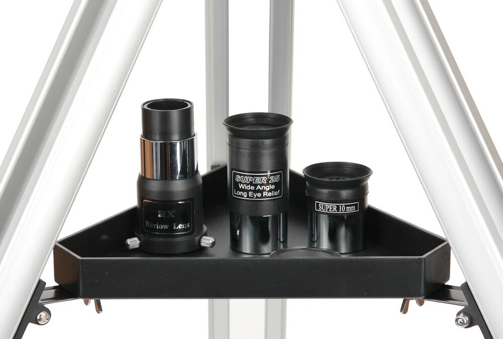 Na czarnej półce znajdują się trzy elementy optyczne: soczewka Barlow Lens, okular SUPER 25 Wide Angle Long Eye Relief oraz okular SUPER 10 mm. Półka jest częścią statywu teleskopu.