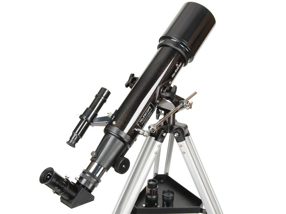 Na obrazie widoczny jest teleskop na statywie z czarną tubą optyczną i srebrnymi nogami. Na tubie znajduje się napis \'TELESCOPE\'.