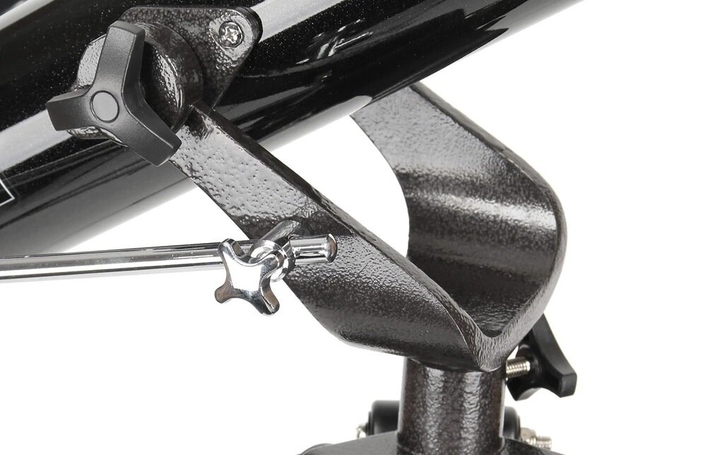 Zbliżenie na metalowy element teleskopu z czarnym wykończeniem i srebrnym pokrętłem w kształcie gwiazdy.