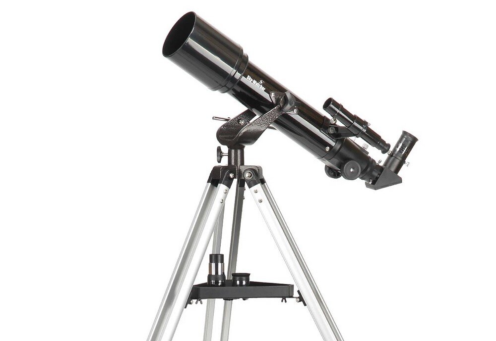 Na obrazie widoczny jest czarny teleskop na srebrnym statywie. Na tubie teleskopu znajduje się napis \'Sky-Watcher\'.