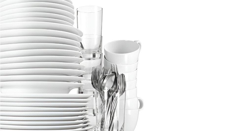 Na obrazie widoczne są stosy białych talerzy, szklanki, filiżanki oraz sztućce. Wszystkie przedmioty są ułożone w sposób sugerujący ich umycie i osuszenie.