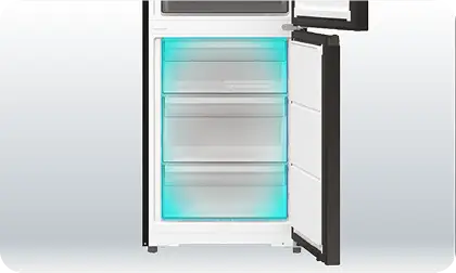 Otwarta lodówka z widocznymi trzema przezroczystymi szufladami, podświetlonymi na niebiesko. Drzwi lodówki są czarne z białym wnętrzem.