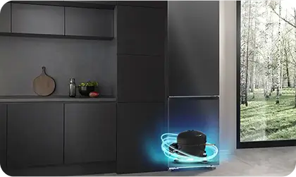 Kuchnia z ciemnymi szafkami, obok których stoi lodówka z efektem świetlnym wokół dolnej części. Przez okno widać zalesiony krajobraz.
