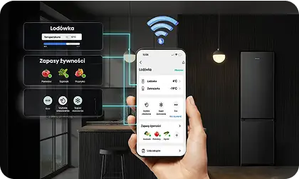 Osoba trzyma smartfon z aplikacją do zarządzania lodówką, na ekranie widoczne są opcje takie jak temperatura i zapasy żywności. W tle znajduje się czarna lodówka w nowoczesnej kuchni, a nad nią ikona sygnału Wi-Fi.
