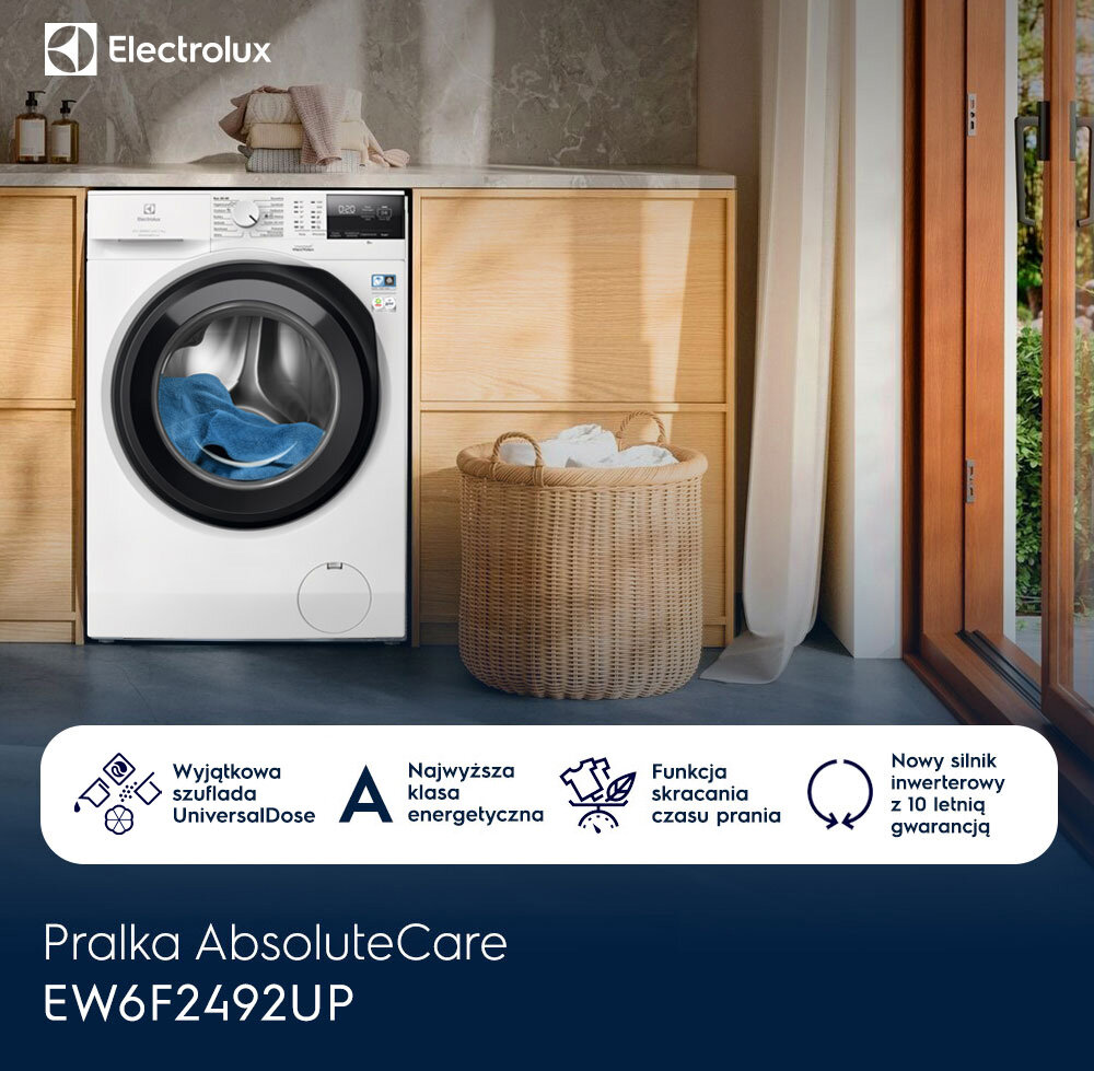Na obrazie znajduje się pralka Electrolux z widocznym logo, umieszczona w jasnym wnętrzu obok kosza na pranie. Na dole widnieje tekst: \'Pralka AbsoluteCare EW6F2492UP\' oraz ikony z opisami funkcji pralki, takimi jak \'Wyjątkowa szuflada UniversalDose\' i \'Najwyższa klasa energetyczna\'.