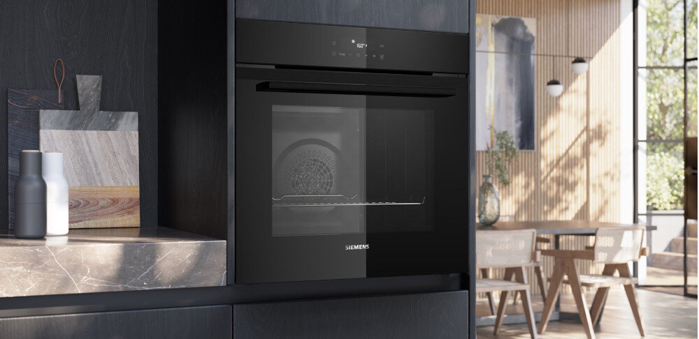 PIEKARNIK SIEMENS HB271ABB3 lifestyle zabudowa kuchnia zamknięty front panel sterowania krzesła deski stół okno 10 programów automatycznych Czyszczenie parowe Samoczyszczenie pirolityczne Sterowanie LED Touchcontrol Termoobieg 3D humidClean activeClean cookControl 10 Ruszt kombinowany Brytfanka (blacha) uniwersalna