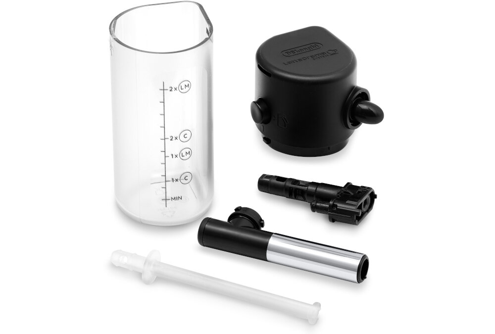 Na obrazie widoczne są akcesoria do ekspresu do kawy, w tym przezroczysty pojemnik z miarką oraz czarne elementy z tworzywa sztucznego. Na jednym z elementów widnieje logo \'De\'Longhi\'.