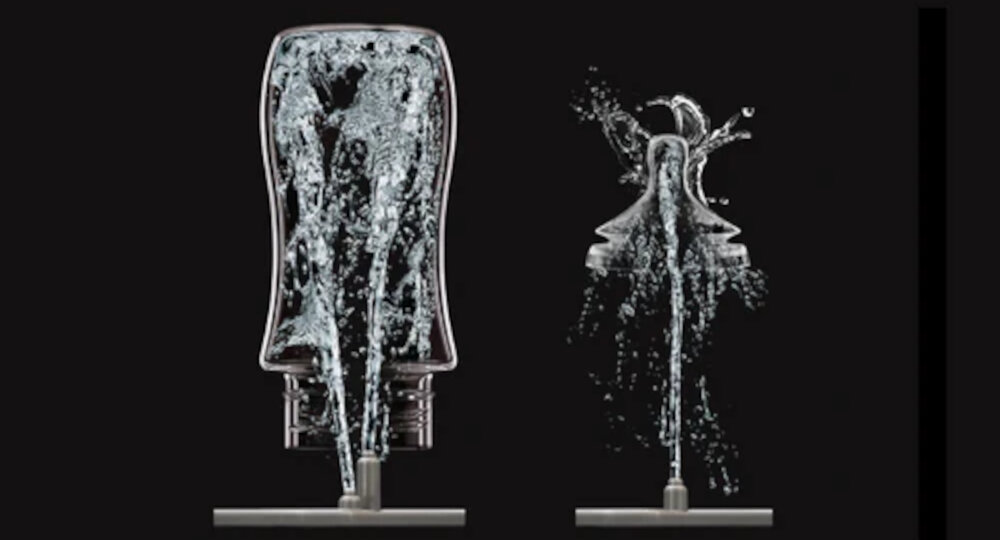 Obraz przedstawia dwa przezroczyste pojemniki z wodą, z których woda tryska w górę i na boki. Pojemniki są umieszczone na metalowych podstawach na czarnym tle.