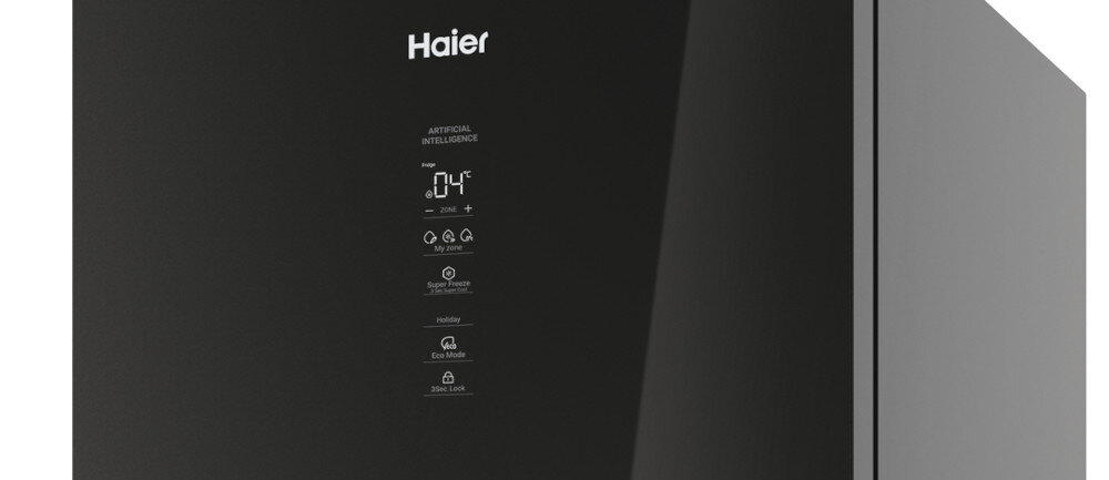 Czarna lodówka z logo \'Haier\' na górze i panelem dotykowym z wyświetlaczem temperatury oraz ikonami funkcji. Widoczny tekst: \'ARTIFICIAL INTELLIGENCE\'.