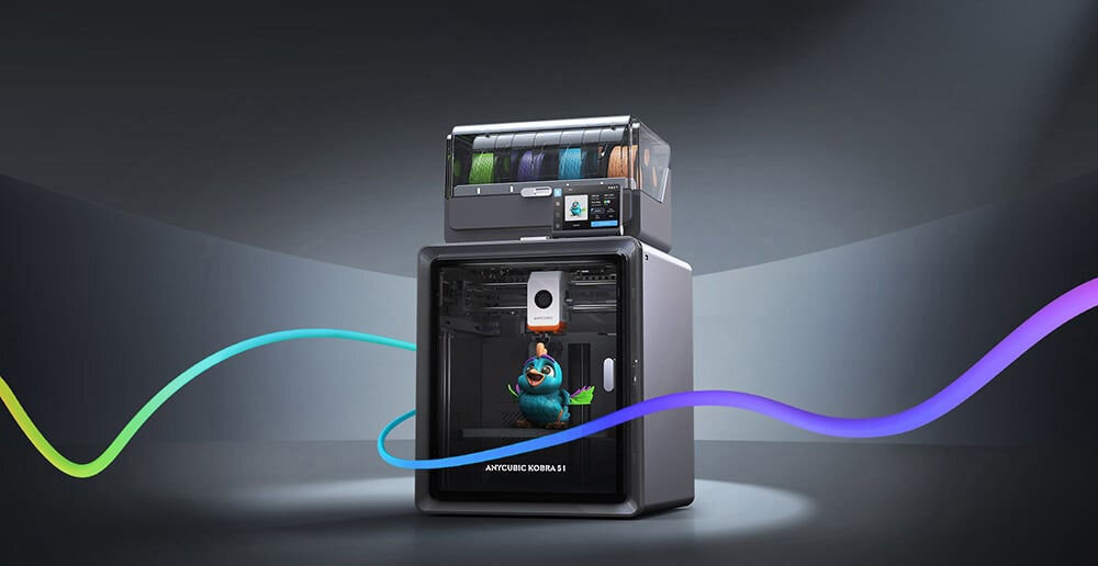 Na obrazie znajduje się drukarka 3D z przezroczystą obudową, w której widać kolorowy model postaci. Na górze drukarki umieszczony jest zestaw filamentów w różnych kolorach oraz mały ekran.