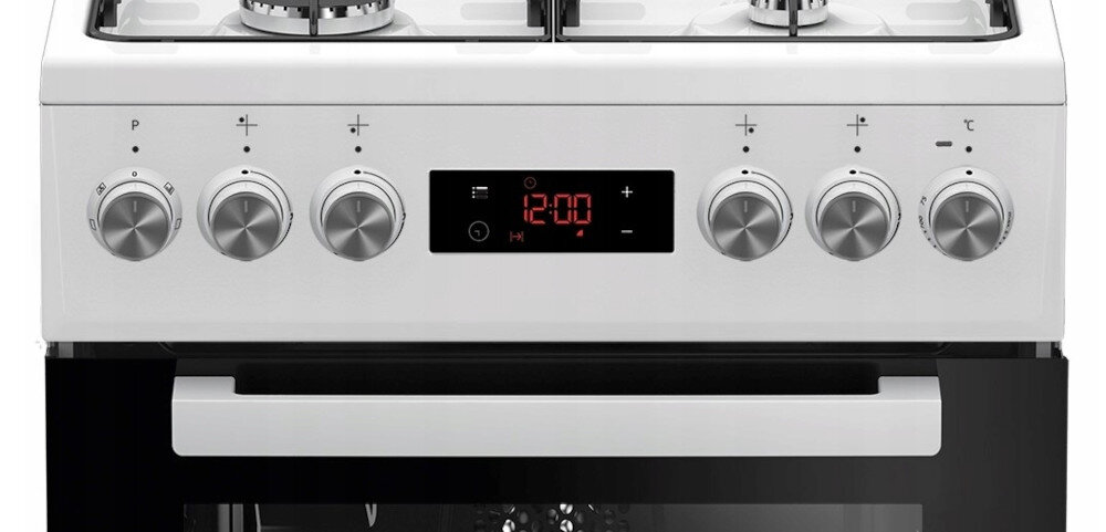 Biała kuchnia gazowo-elektryczna z czterema pokrętłami i cyfrowym wyświetlaczem pokazującym godzinę 12:00. Poniżej znajduje się piekarnik z uchwytem do otwierania drzwi.