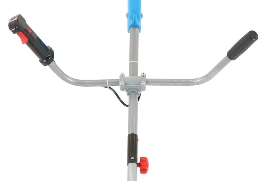 Obraz przedstawia uchwyt podkaszarki elektrycznej z dwoma czarnymi rączkami i niebieskim elementem na górze. Widoczny jest również czerwony pokrętło na szarej rurze.