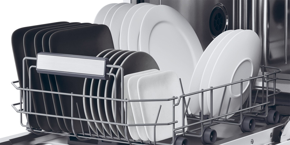 ZMYWARKA HAIER XF1C3TB1FW zdjęcie lifestyle kosz naczynia talerze białe czarne Wydłużenie ostatniej fazy suszenia suche lśniące bez smug zacieków plastikowe naczynia