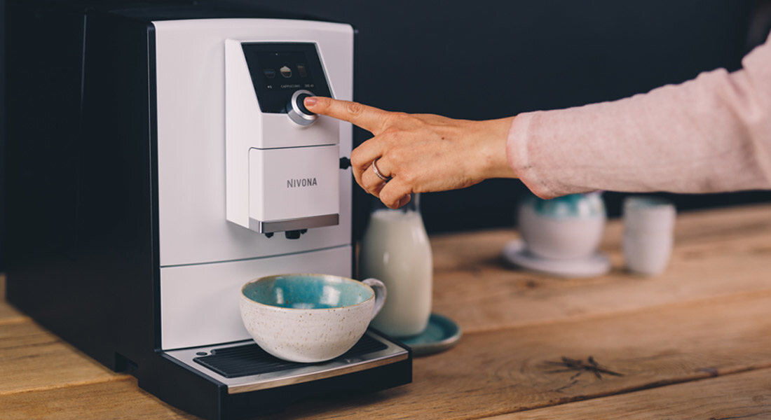 Ekspres NIVONA Cafe Romatica 797 Jak z włoskiej kawiarni za naciśnięciem jednego przycisku kawa czarna mleczna  espresso, americano, czarna kawa, a także cappuccino i latte macchiato funkcja Moja Kawa do 5 własnych przepisów  funkcja programowania live parametry