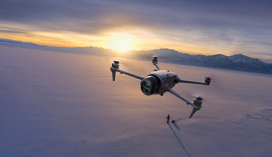 Dron DJI Mavic 4 Pro leci nad śniegiem 