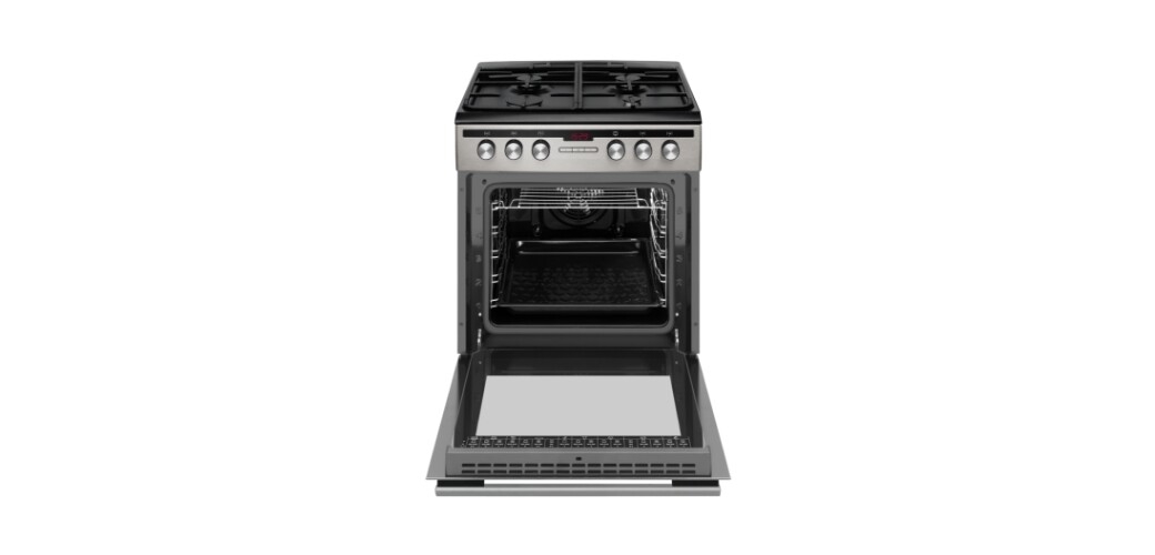 Na zdjęciu widoczna jest otwarta kuchnia gazowo-elektryczna z czterema palnikami na górze i piekarnikiem poniżej. Panel sterowania zawiera pokrętła i wyświetlacz, a wnętrze piekarnika jest puste.