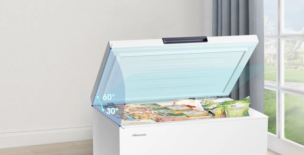 Zamrażarka z otwartą pokrywą, na której widoczne są kąty 60° i 30°. Wewnątrz znajdują się różne produkty spożywcze, a na froncie widnieje logo \'Hisense\'.