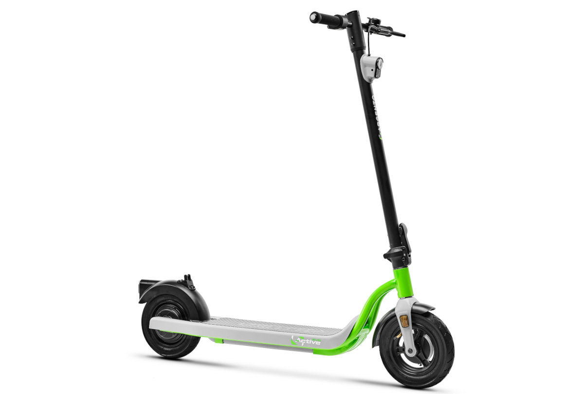 Hulajnoga elektryczna w kolorach czarnym, zielonym i szarym z dużymi kołami i prostą kierownicą. Na podeście widoczny jest napis \'Active\'.