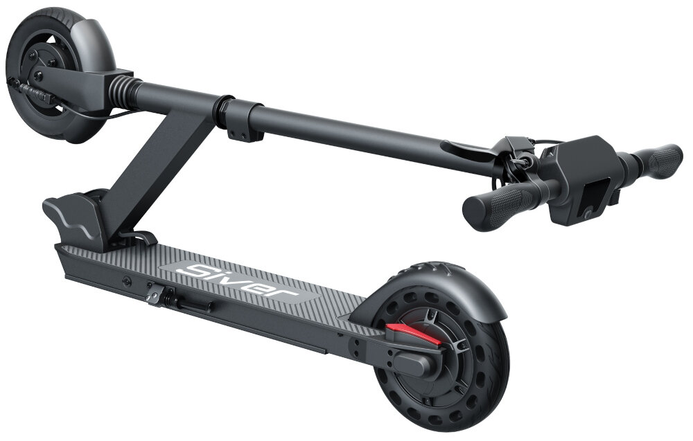 Czarna hulajnoga elektryczna złożona na płasko, z widocznymi kołami i kierownicą. Na platformie znajduje się napis \'Siver\'.