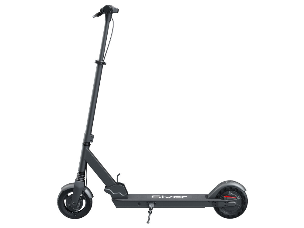Czarna hulajnoga elektryczna z napisem \'Siver\' na podeście, wyposażona w dwa koła i stojak. Kierownica jest prosta, a tylne koło ma widoczny mechanizm hamulcowy.