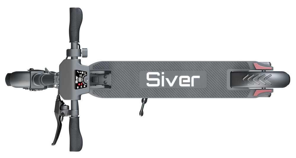 Widok z góry na czarną hulajnogę elektryczną z napisem \'Siver\' na podeście. Kierownica wyposażona jest w wyświetlacz i dźwignie hamulca.