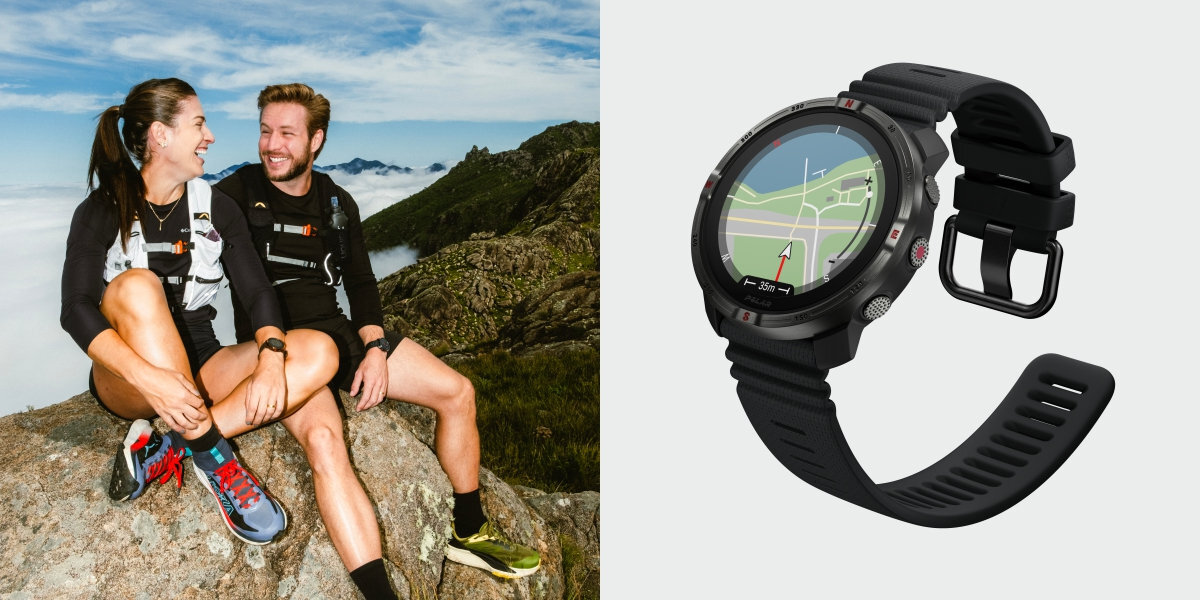 Po lewej stronie dwoje ludzi siedzi na skale w górach, ubrani w sportowe stroje. Po prawej stronie widoczny jest czarny zegarek sportowy z wyświetlaczem pokazującym mapę.