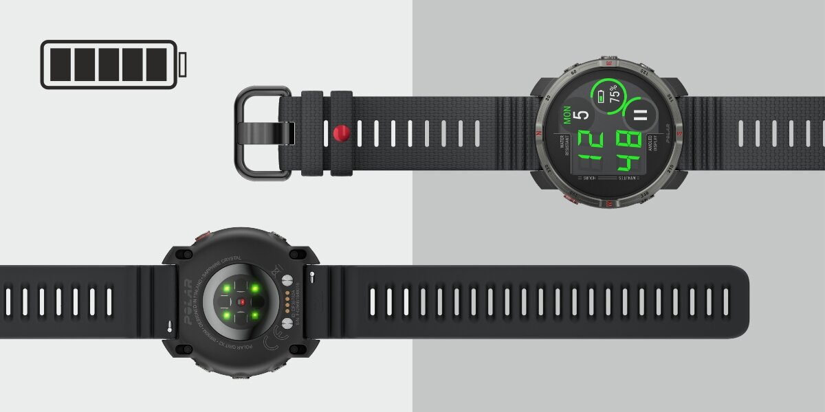 Obraz przedstawia czarny zegarek sportowy z okrągłą tarczą, na której wyświetlane są cyfry w kolorze zielonym. Obok zegarka znajduje się ikona baterii z pięcioma segmentami.