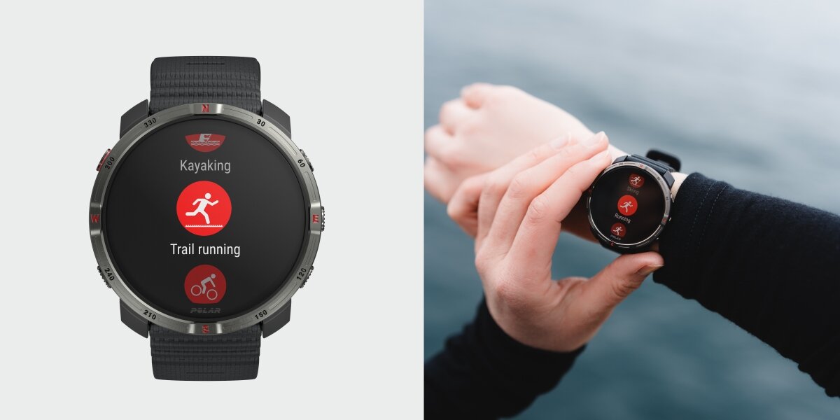 Zegarek sportowy z czarnym paskiem i okrągłym wyświetlaczem, na którym widoczne są ikony i napisy: \'Kayaking\', \'Trail running\'. Osoba zakłada zegarek na nadgarstek, w tle rozmyte niebieskie tło.