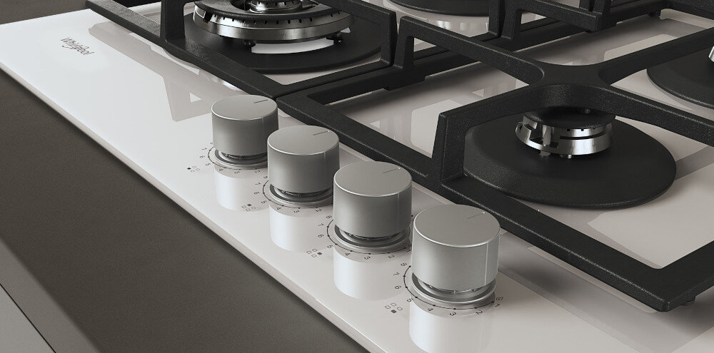 Na obrazie widoczna jest biała płyta gazowa z czterema pokrętłami i żeliwnymi rusztami. Logo \'Whirlpool\' znajduje się na powierzchni płyty.