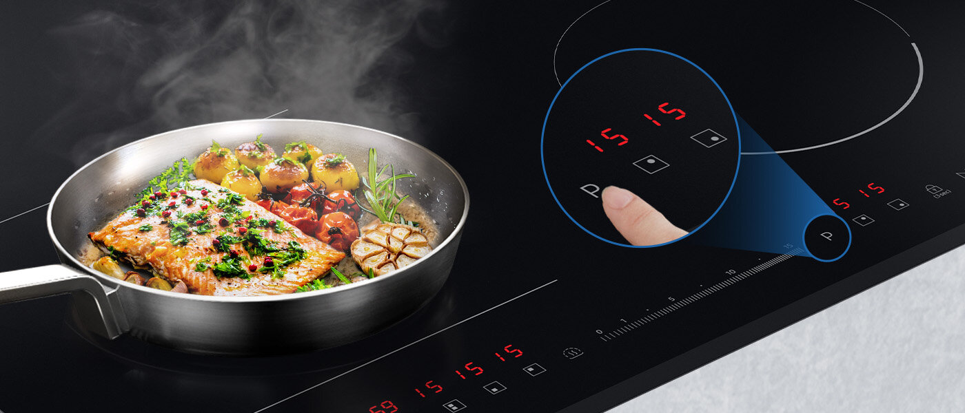 Na płycie indukcyjnej znajduje się patelnia z gotującym się jedzeniem, a obok widoczny jest panel dotykowy z czerwonymi cyframi \'15\' oraz symbolem \'P\'.