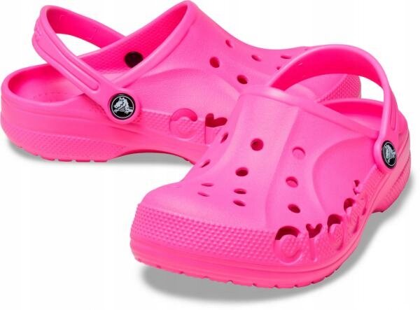 Różowe dziecięce klapki z otworami wentylacyjnymi i paskiem na piętę. Na boku widoczny jest napis \'crocs\'.