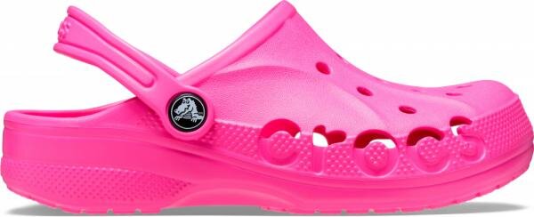 Różowe dziecięce klapki z otworami wentylacyjnymi i paskiem na piętę. Na boku widoczny napis \'Crocs\'.