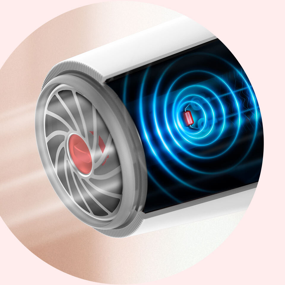 Obraz przedstawia fragment suszarki z widocznym wentylatorem i efektem wizualnym fal dźwiękowych w kolorze niebieskim. Elementy suszarki są w kolorze białym i szarym z czerwonym akcentem.