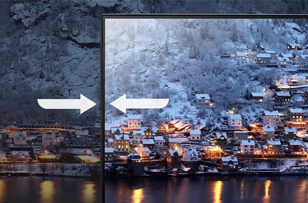 Monitor ACER KA242YP6BIP Ekran monitora przedzielony pionową linią po lewej stronie ciemniejszy obraz nocny po prawej jaśniejszy obraz dzienny tej samej wioski nad wodą