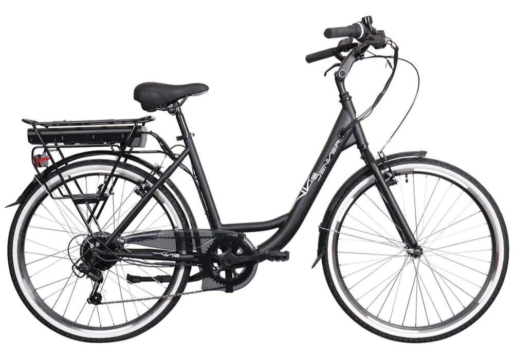 Czarny rower elektryczny z niską ramą, wyposażony w bagażnik z tyłu i napis \'DENVER\' na ramie.