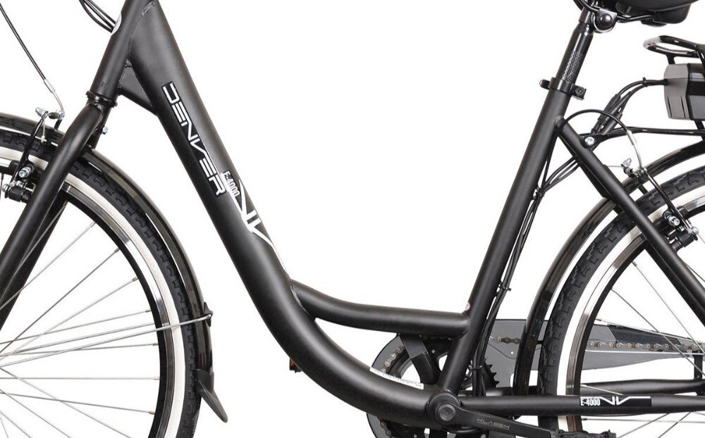 Czarny rower elektryczny z widocznym napisem \'DENVER\' na ramie. Rower posiada grube opony i widoczny mechanizm napędowy.