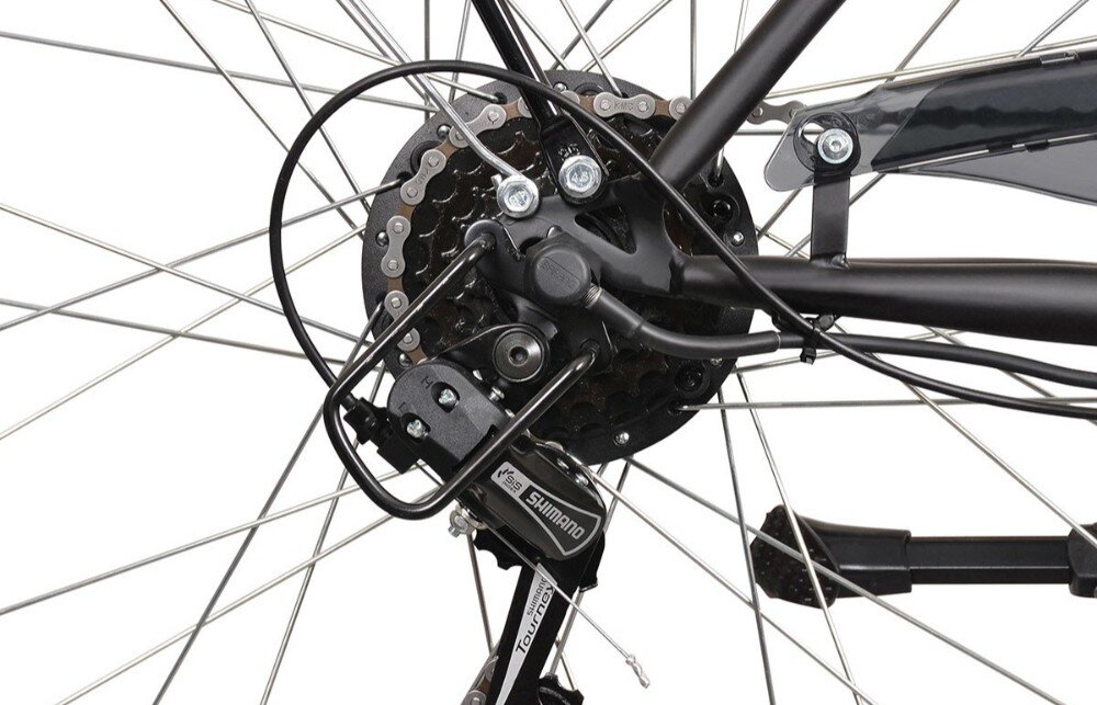 Zdjęcie przedstawia mechanizm tylnego koła roweru z widocznym napędem i przerzutką z napisem \'SHIMANO\'.