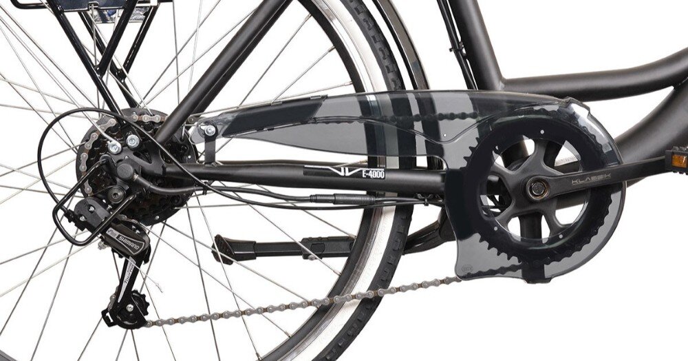 Czarny rower z widocznym mechanizmem napędowym i osłoną łańcucha. Na ramie znajduje się napis \'E4000\'.