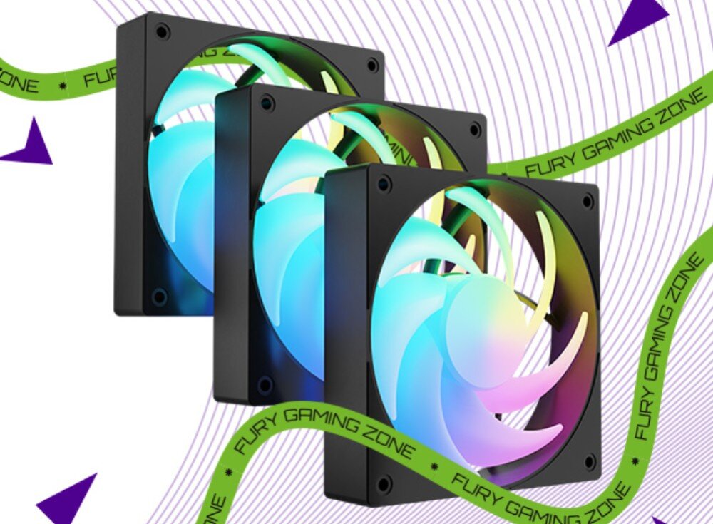 Wentylator FURY SAI S12 ARGB Trzy czarne wentylatory komputerowe z podświetleniem RGB, ułożone jeden za drugim na białym tle. Wentylatory są ozdobione zielonymi wstążkami z napisami i logami oraz fioletowymi trójkątami
