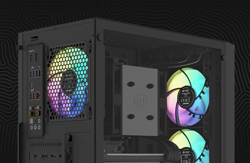 Wentylator FURY SAI S12 ARGB Wnętrze obudowy komputera z widocznymi wentylatorami z podświetleniem RGB, zasilaczem i innymi komponentami. Wentylatory są zamontowane z tyłu obudowy, a na dole widać wentylatory z napisem 'FURY'. W tle ciemna, falista tapeta
