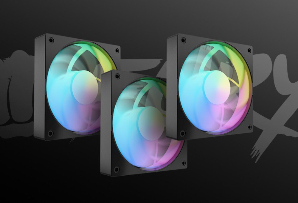 Wentylator FURY SAI S12 ARGB Trzy czarne wentylatory komputerowe z podświetleniem RGB, ułożone w trójkąt na czarnym tle. Wentylatory mają świecące łopatki, a w tle widać ciemny, narysowany symbol przypominający rączkę z napisem 'FURY'