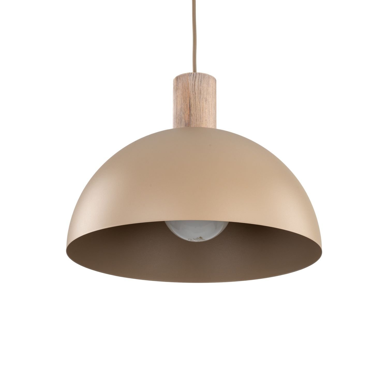 Beżowa, metalowa lampa wisząca o półkulistym kształcie z drewnianym elementem przy mocowaniu. Widoczna żarówka wewnątrz klosza.