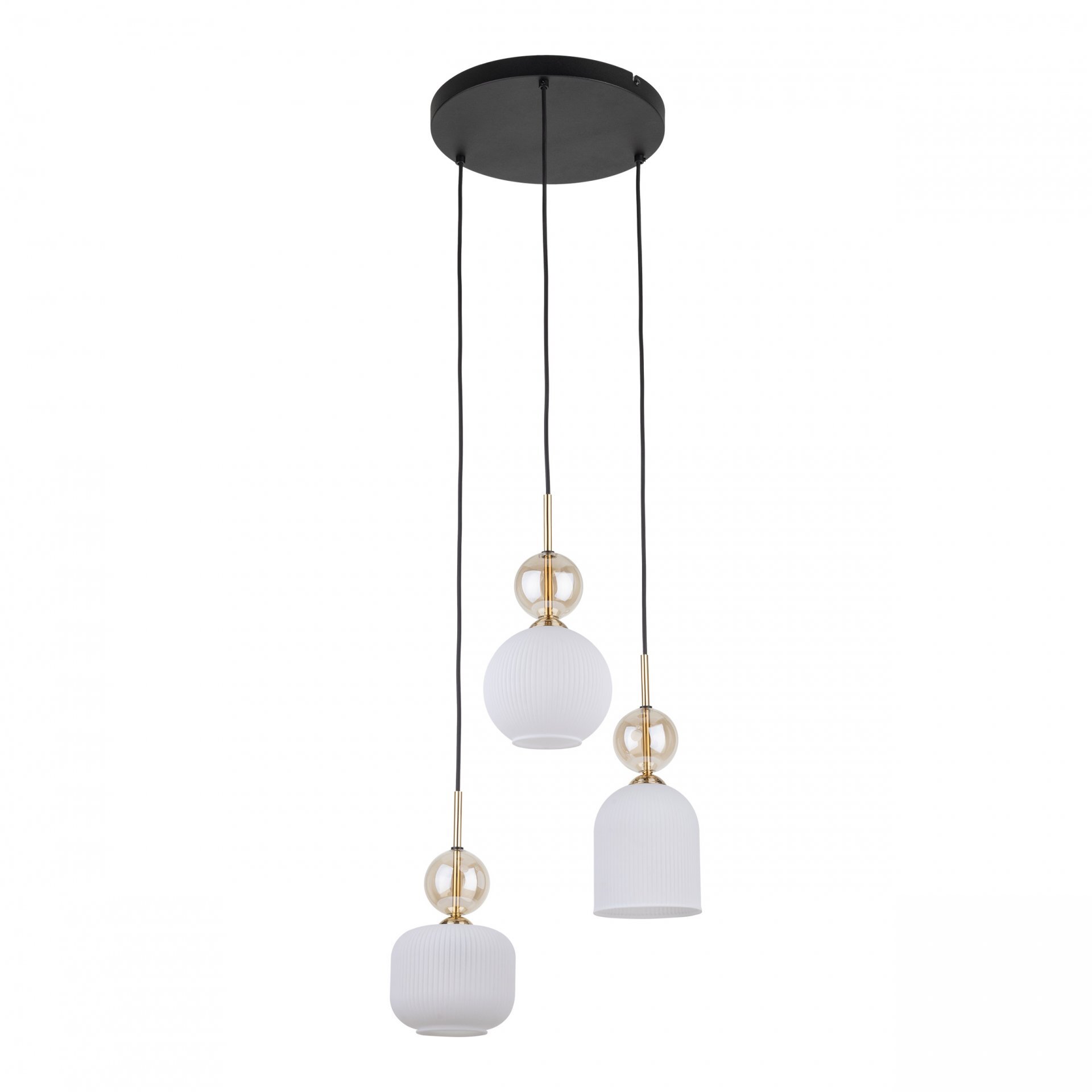 Lampa sufitowa z trzema białymi kloszami o różnych kształtach, zawieszona na czarnych przewodach. Elementy dekoracyjne w kolorze złotym i przezroczystym dodają elegancji.